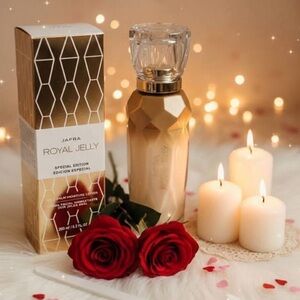 JAFRA Royal Jelly Special Edition Moisturizer - Gold